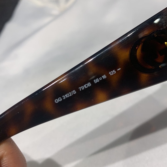 Authentic Gucci Sunglasses with cover - Picture 5 of 8